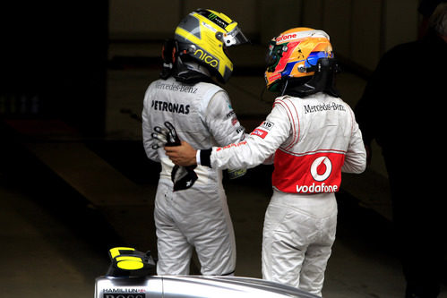 Lewis Hamilton felicita a Nico Rosberg por su victoria en Shanghái