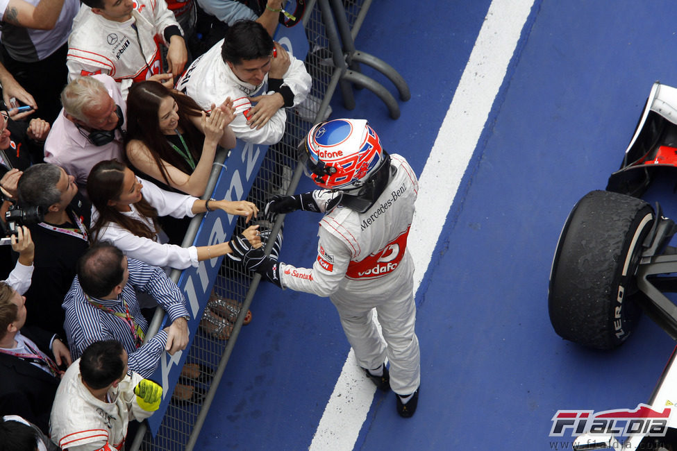 Jessica Michibata felicita a Jenson Button tras su segundo puesto