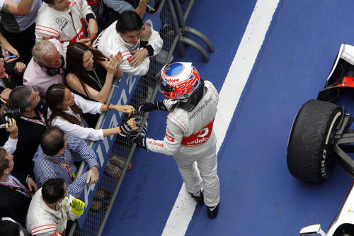 Jessica Michibata felicita a Jenson Button tras su segundo puesto