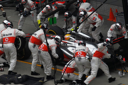 Parada en boxes para Lewis Hamilton en la carrera de China