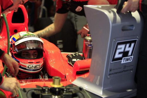 Timo Glock observa la pantalla sentado en el MR01