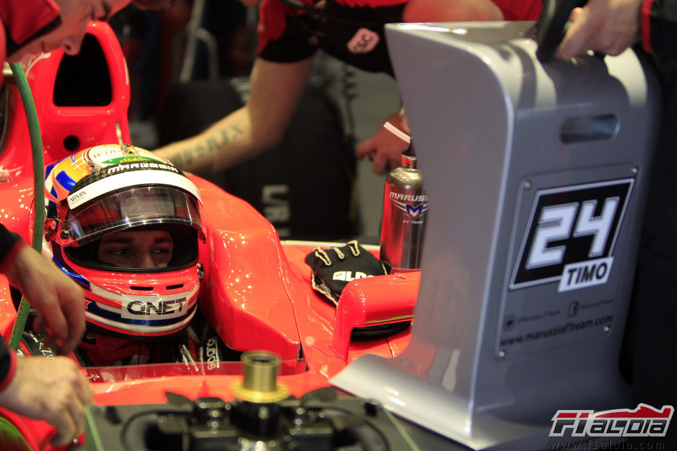 Timo Glock observa la pantalla sentado en el MR01