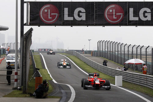 Timo Glock entra al 'pit lane' con su monoplaza