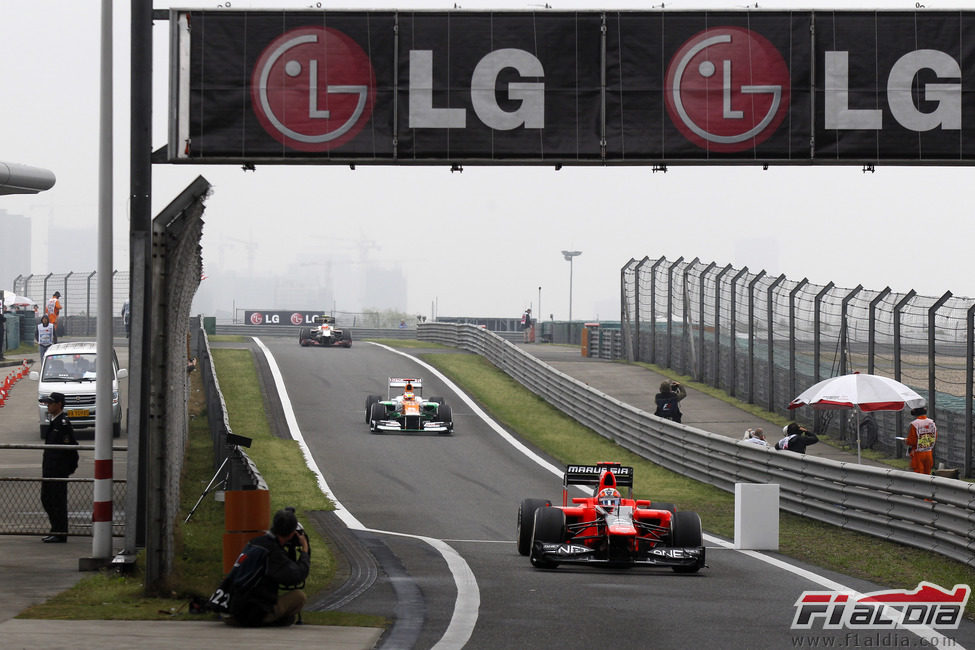 Timo Glock entra al 'pit lane' con su monoplaza