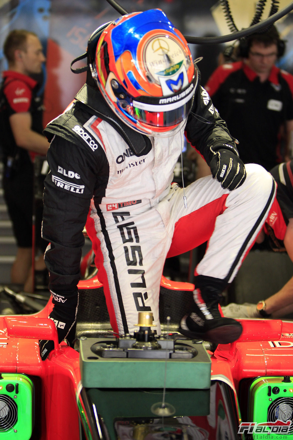Timo Glock se sube al coche para disputar la clasificación de China