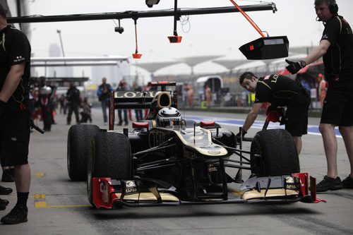 Kimi Räikkönen regresa al garaje durante la clasificación del GP de China