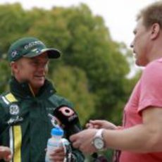 Heikki Kovalainen junto a Mika Salo en China