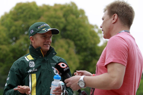 Heikki Kovalainen junto a Mika Salo en China