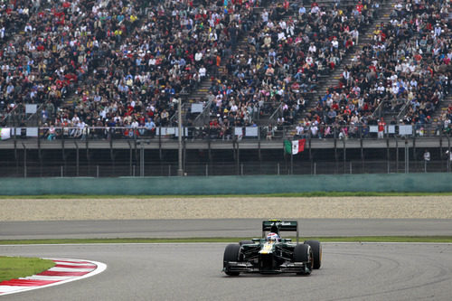 Vitaly Petrov durante la carrera en China