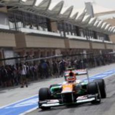 Nico Hülkenberg sale del pitlane en Sahkir