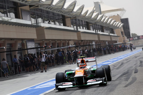 Nico Hülkenberg sale del pitlane en Sahkir