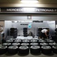 Mercedes repasa sus neumáticos para el GP de Baréin 2012