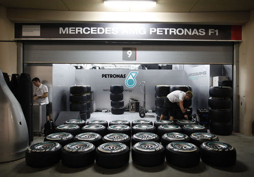 Mercedes repasa sus neumáticos para el GP de Baréin 2012