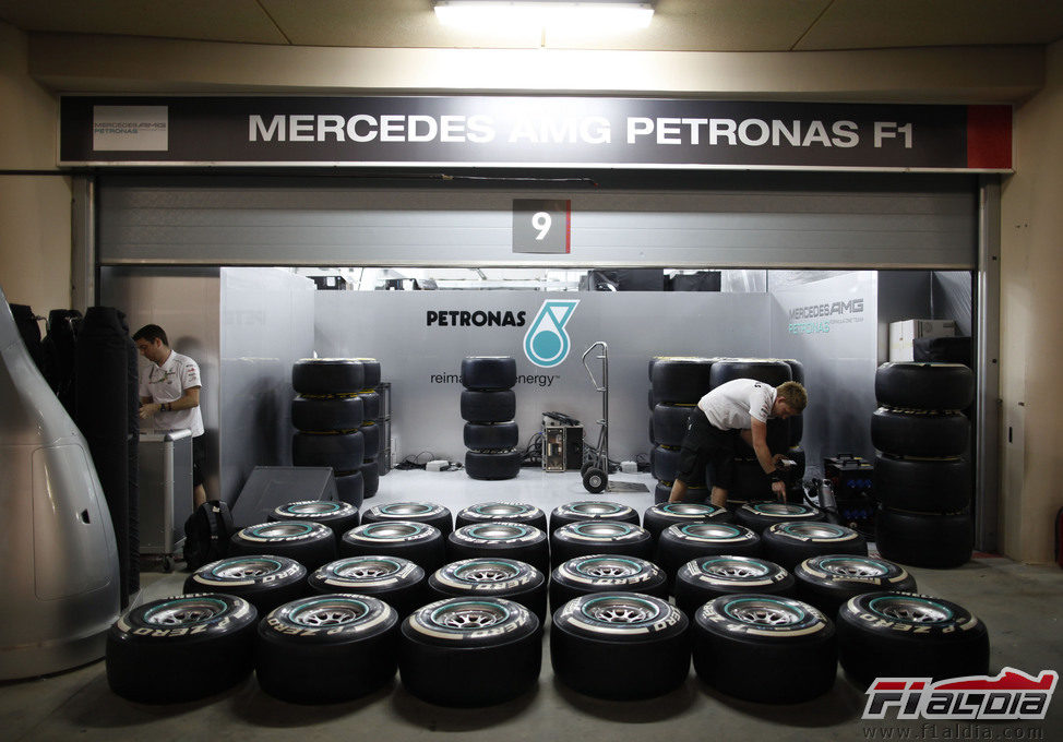 Mercedes repasa sus neumáticos para el GP de Baréin 2012