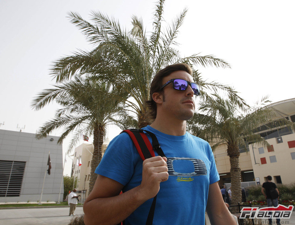 Fernando Alonso llega a Baréin