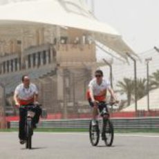 Paul di Resta reconoce la pista en bicicleta