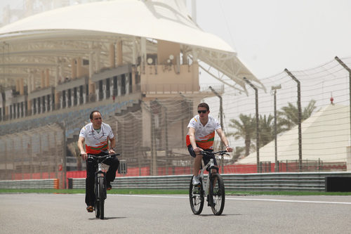 Paul di Resta reconoce la pista en bicicleta