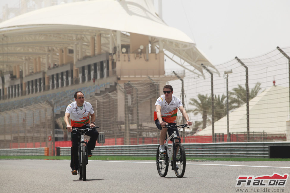 Paul di Resta reconoce la pista en bicicleta