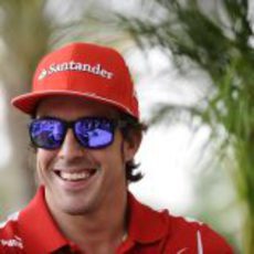 Fernando Alonso con sus gafas de sol en el GP de Baréin 2012