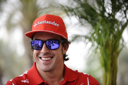 Fernando Alonso con sus gafas de sol en el GP de Baréin 2012