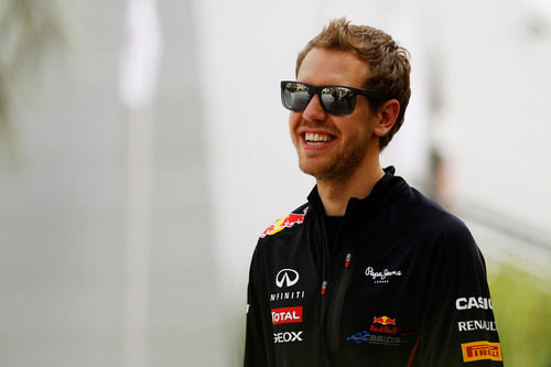 Sebastian Vettel con sus gafas de sol en el GP de Baréin 2012