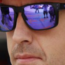 El mundo reflejado en las gafas de Fernando Alonso