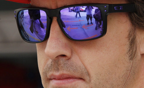 El mundo reflejado en las gafas de Fernando Alonso