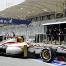 Narain Karthikeyan sale del 'box' de HRT con su F112