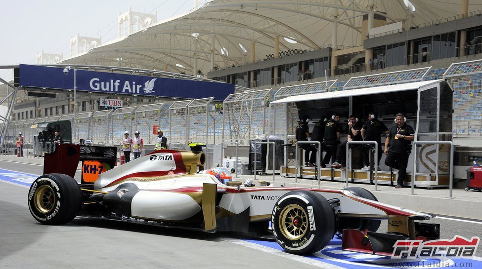 Narain Karthikeyan sale del 'box' de HRT con su F112