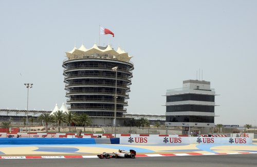 Narain Karthikeyan rueda en los entrenamientos de Baréin