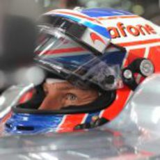 Plano de Jenson Button sentado en su MP4-27