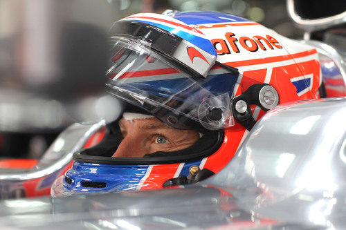 Plano de Jenson Button sentado en su MP4-27