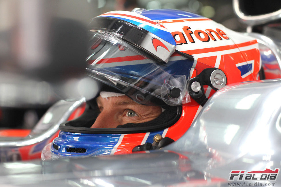 Plano de Jenson Button sentado en su MP4-27