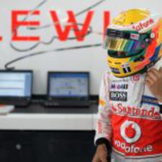 Lewis Hamilton en el 'box' de McLaren