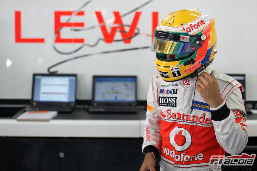 Lewis Hamilton en el 'box' de McLaren