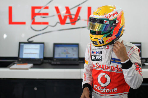 Lewis Hamilton en el 'box' de McLaren