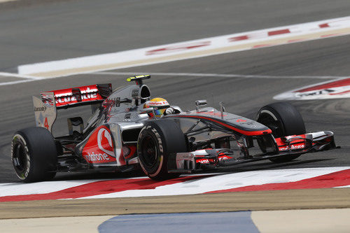 Lewis Hamilton rueda en los entrenamientos del GP de Baréin