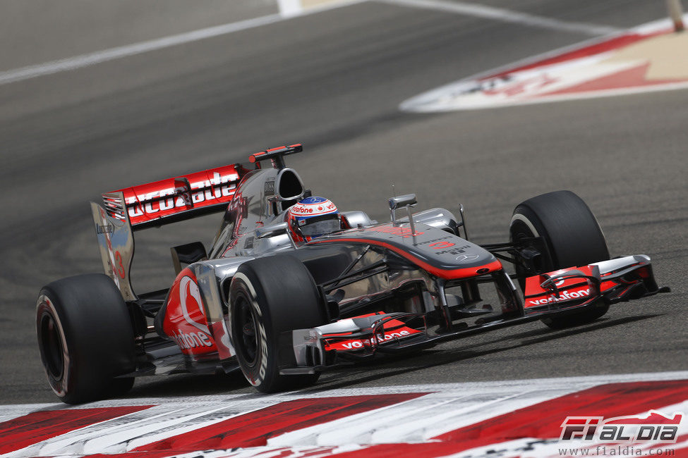 Jenson Button con su MP4-27 en los entrenamientos de Baréin