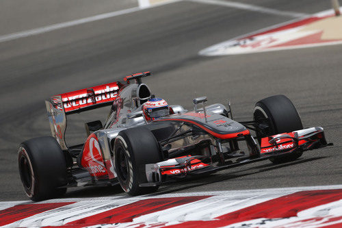 Jenson Button con su MP4-27 en los entrenamientos de Baréin