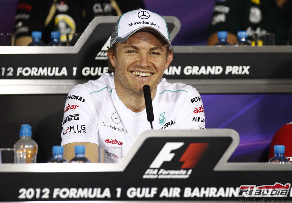 Nico Rosberg, sonriente en la rueda de prensa FIA del jueves en Baréin