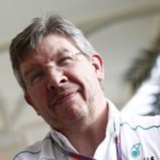 Ross Brawn sonríe en el paddock del circuito de Sakhir