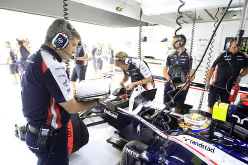 Xevi Pujolar inspecciona el coche de Pastor Maldonado