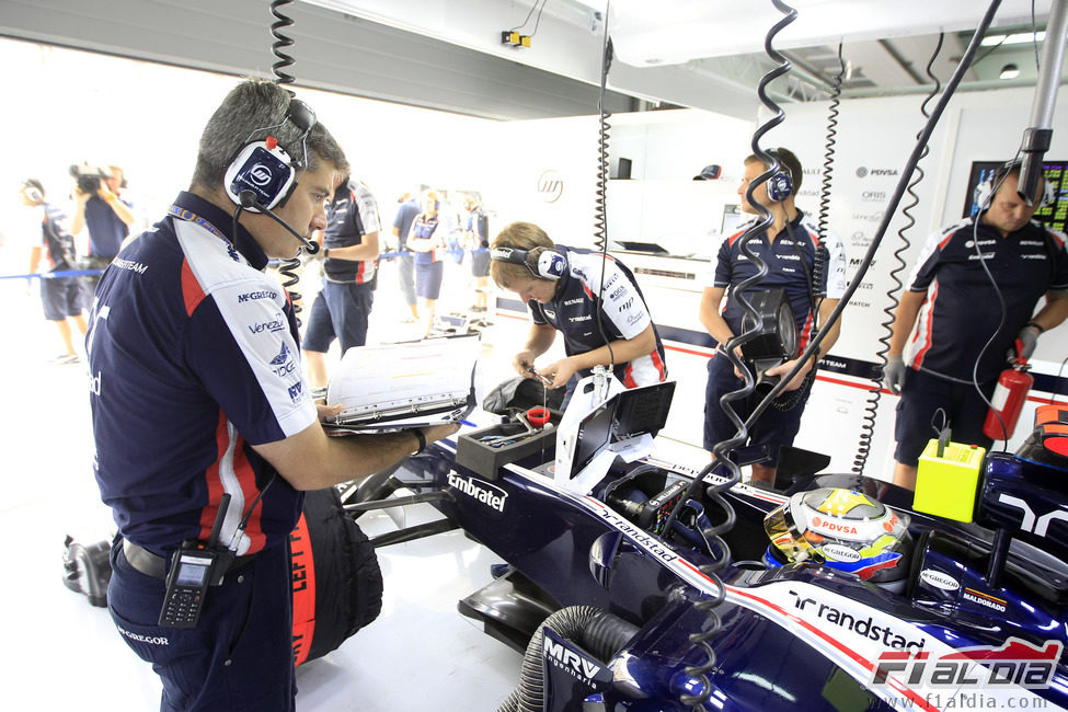 Xevi Pujolar inspecciona el coche de Pastor Maldonado