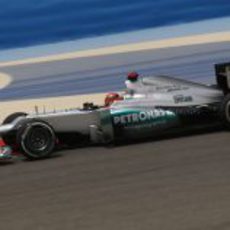 Michael Schumacher rueda durante los libres en Sakhir