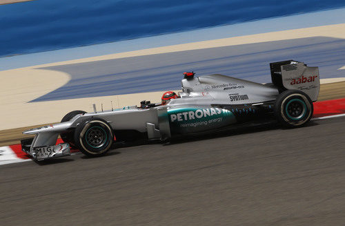 Michael Schumacher rueda durante los libres en Sakhir
