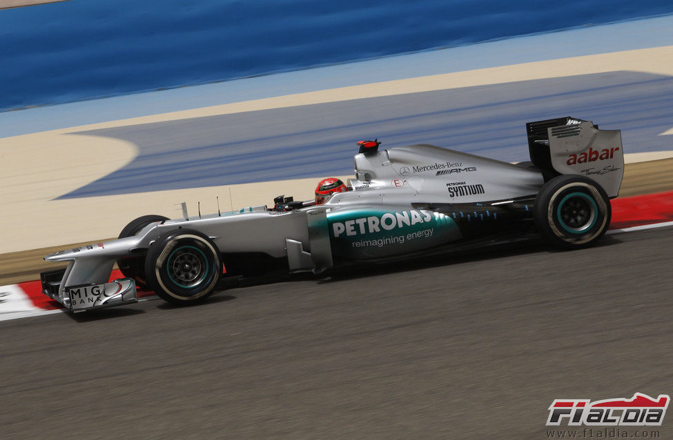 Michael Schumacher rueda durante los libres en Sakhir