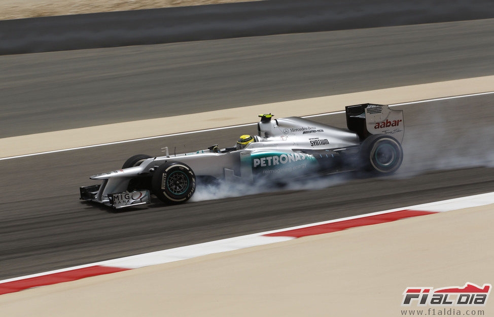 Nico Rosberg se pasa de frenada durante los libres en Sakhir