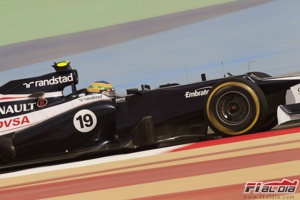 Bruno Senna rueda en Sakhir con el FW34