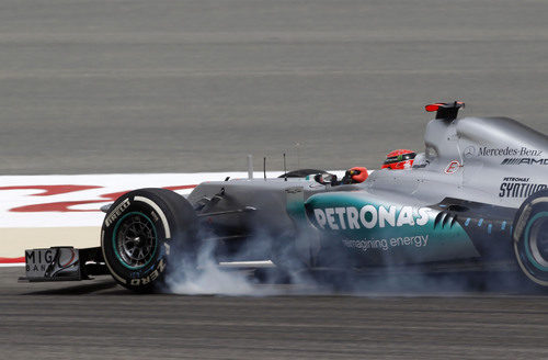 Michael Schumacher bloquea sus neumáticos en los libres de Baréin