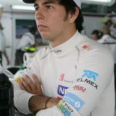 Sergio Pérez con gesto serio en el box de Sauber